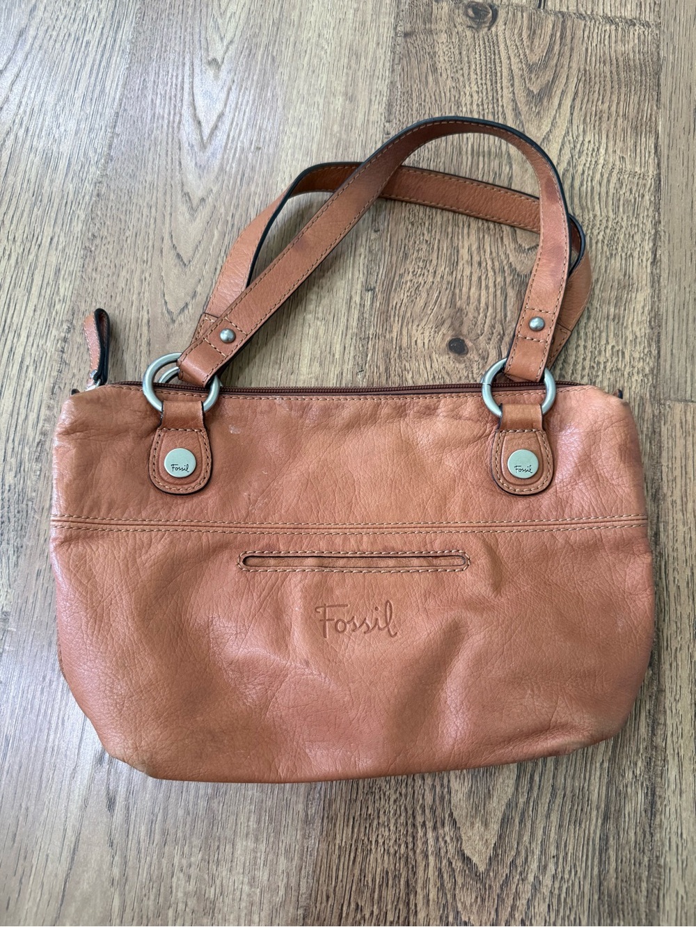 Vintage Fossil  tan leather shoulder bag featuring dual shoulder straps